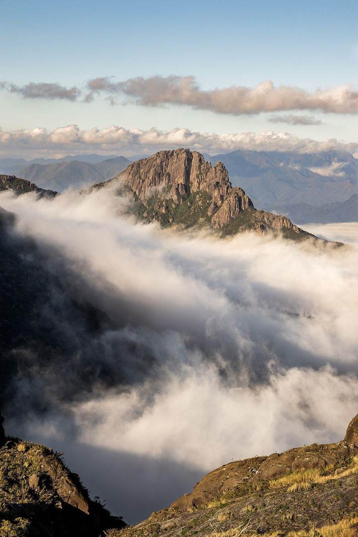 Nuvens correndo entre as montanhas, como um rio, na Serra da Mantiqueira
